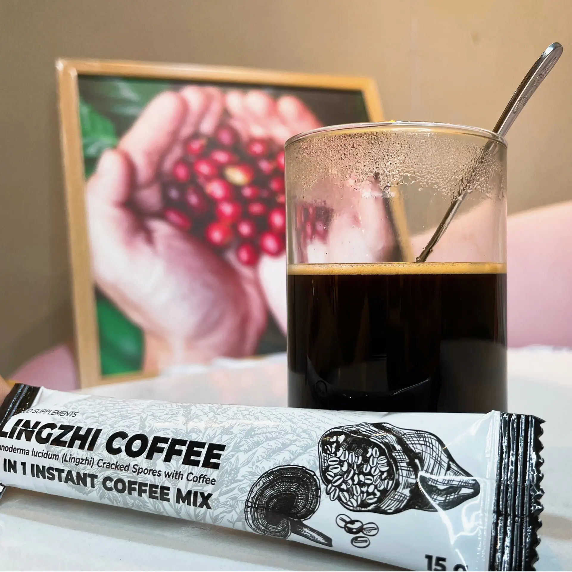 Cận Cảnh Gói Cà Phê Sức Khỏe Lingzhi Coffee đen