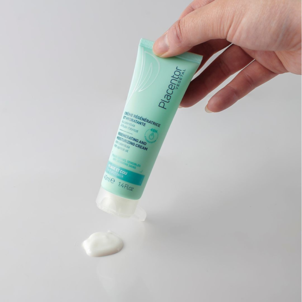 Chất Kem Regenerating And Moisturizing Cream